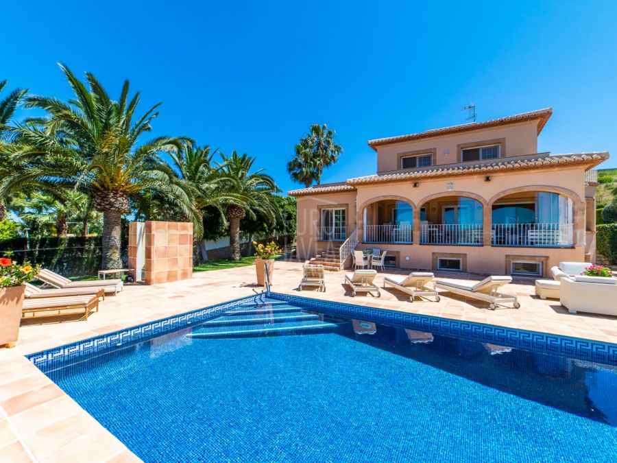 Impresionante villa a la venta a un paso de la playa del Arenal, en una tranquila zona residencial con amplias vistas panorámicas y al mar