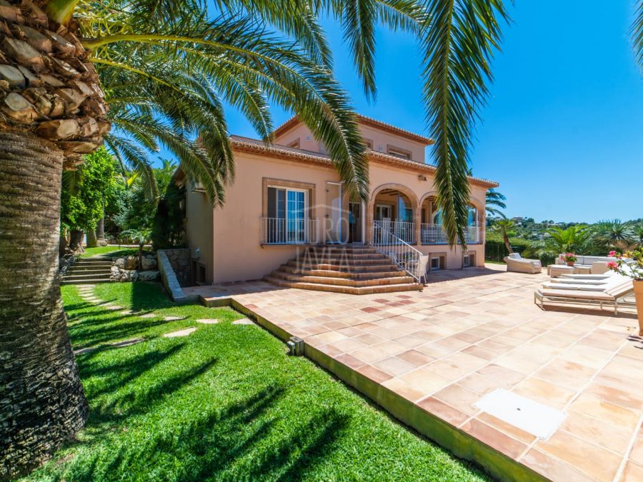 Indrukwekkende villa te koop op steenworp afstand van het Arenal strand, in een rustige woonwijk met weids panoramisch uitzicht en zeezicht