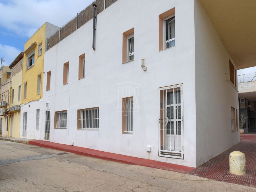 Building for sale on the Arenal beach in Jávea with a tourist license