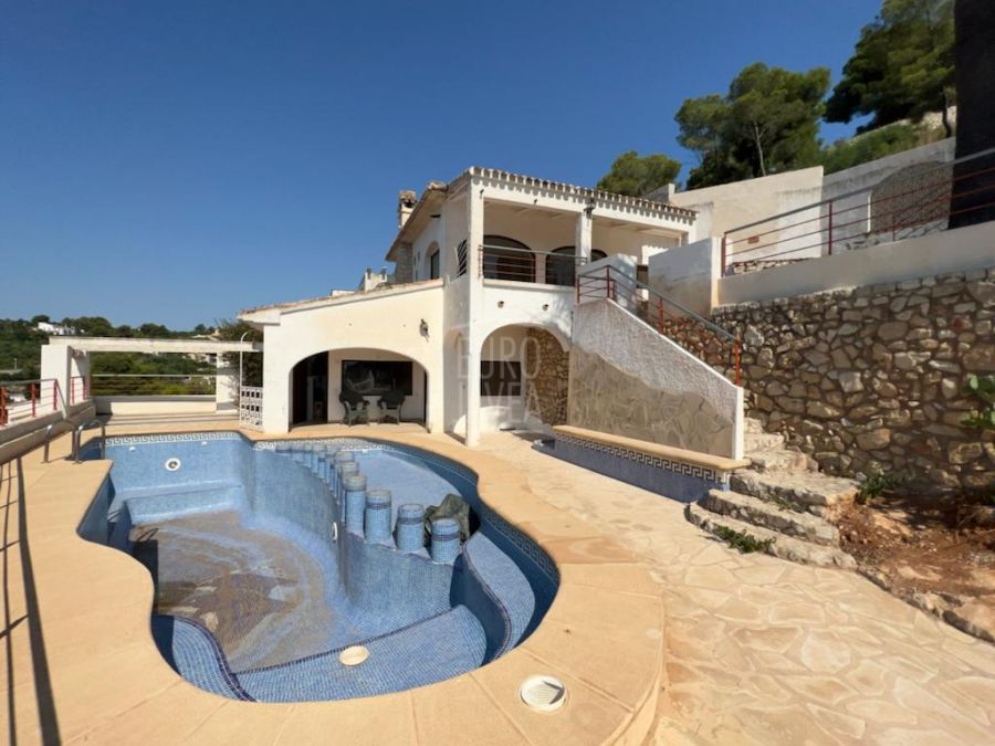 Villa for sale close to the old town of Jávea, with sea views south facing