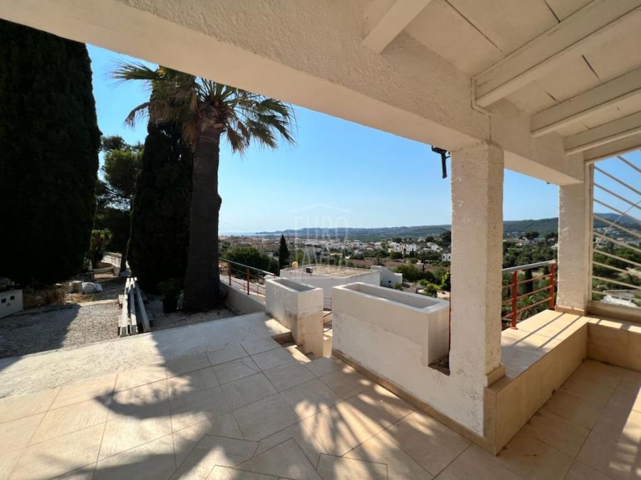 Villa for sale close to the old town of Jávea, with sea views south facing