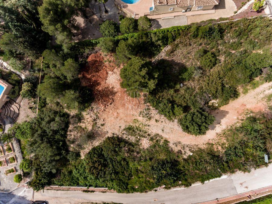 Plot for sale in the area of Montgó Garroferal in Jávea. South facing