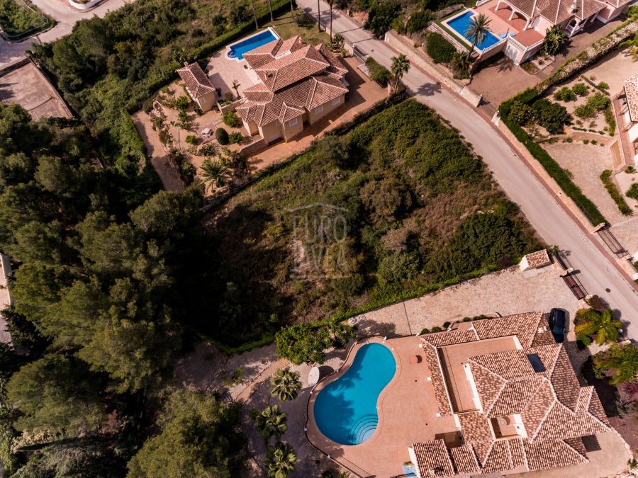 Plot for sale in Jávea, in the urbanized area of Montgó Garroferal . South facing