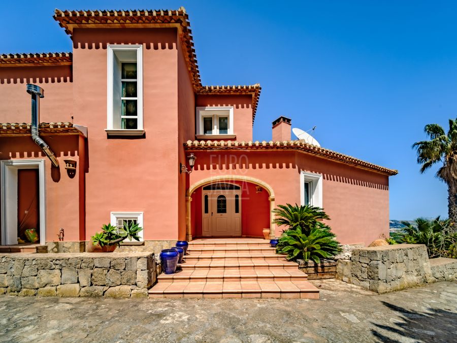 Villa a la venta en Jávea , en la zona de Piver con vistas abiertas y al mar