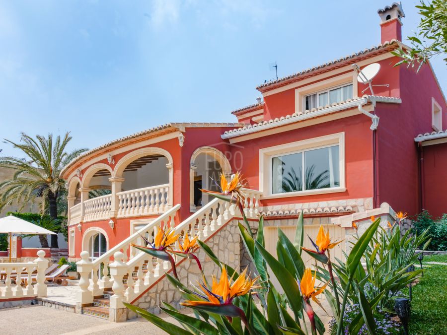 Villa te koop exclusief in Jávea in het Puigmolins-gebied, op loopafstand van de stad en het havengebied met uitzicht op zee