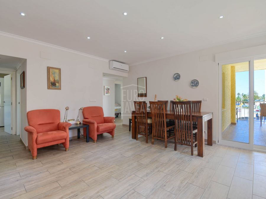 Apartamento a la venta en exclusiva en la Playa del Arenal de Jávea con vistas al mar