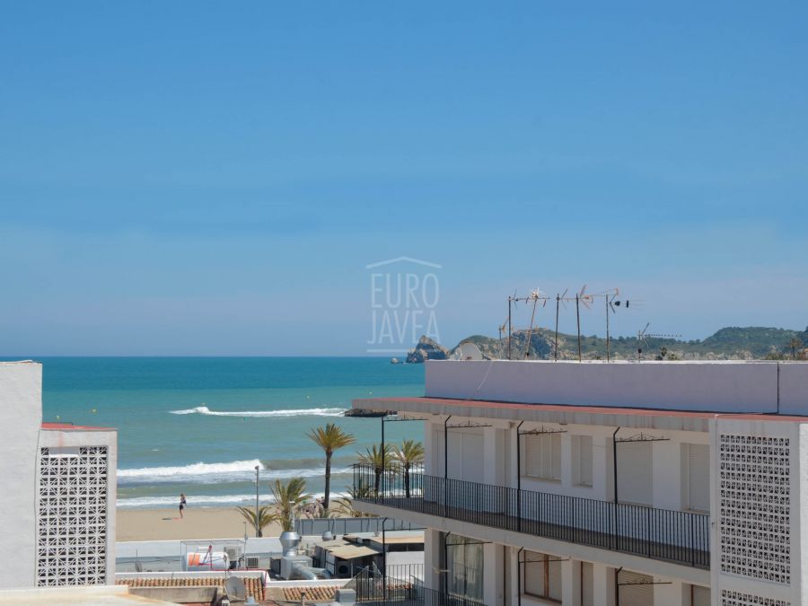 Apartamento a la venta en exclusiva en la Playa del Arenal de Jávea con vistas al mar