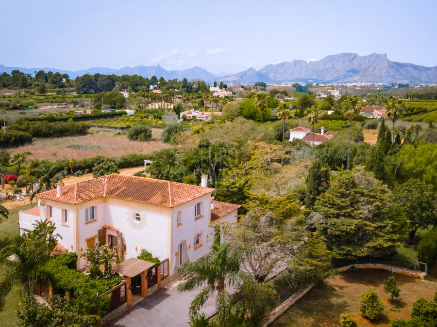 Spectaculaire boerderij te koop met grote tuinen, elegante villa met veel privacy