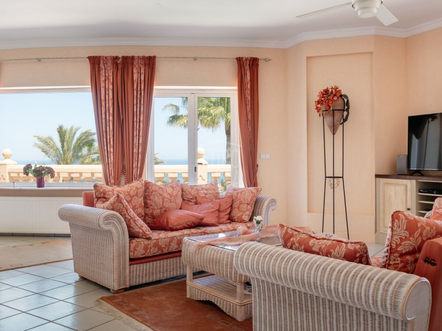 Exclusive villa at the foot of Montgó with magnificent sea views in Denia