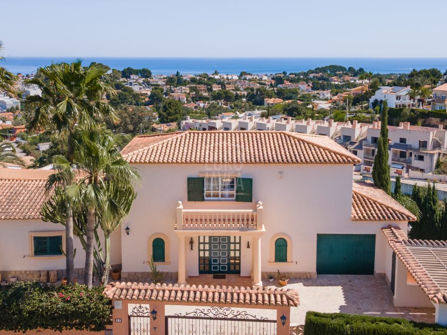 Exclusieve villa aan de voet van de Montgó met prachtig uitzicht op zee in Denia