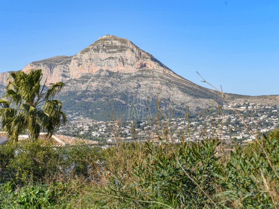 Flat plot for sale in Jávea , in urbanised area with sea views .