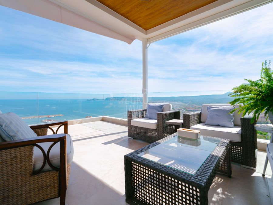 Luxueuze Villa te koop in Jávea, in de prestigieuze urbanisatie La Corona, op een steenworp afstand van de haven.