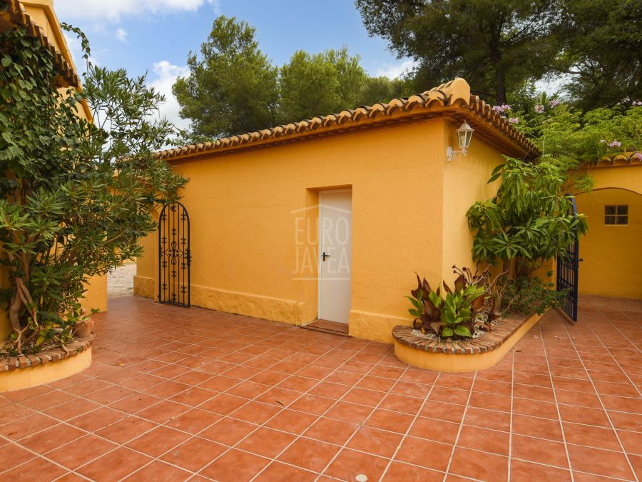 Magnificent villa for sale in Jávea in a very quiet area with open views