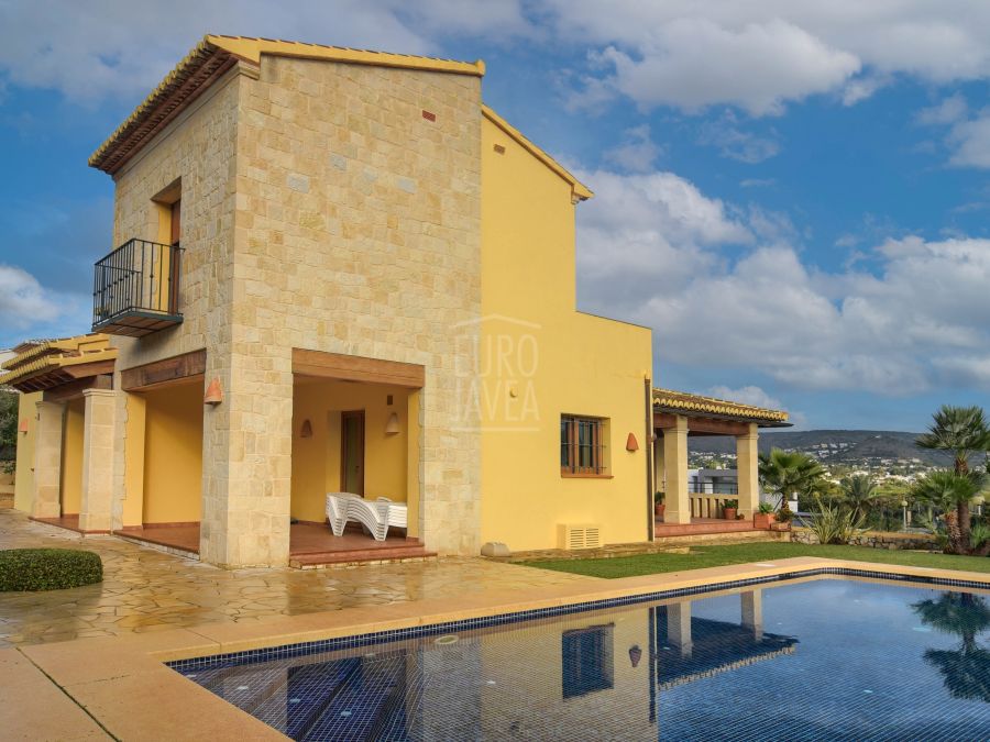 Villa for sale in Jávea exclusively in the Piver area with open views.