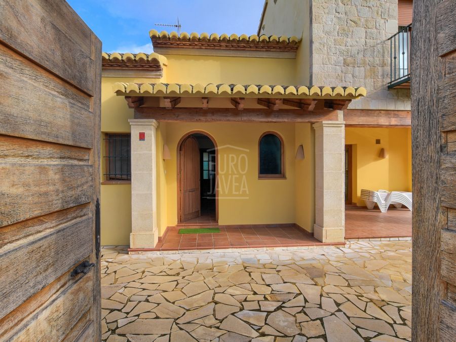 Villa for sale in Jávea exclusively in the Piver area with open views.