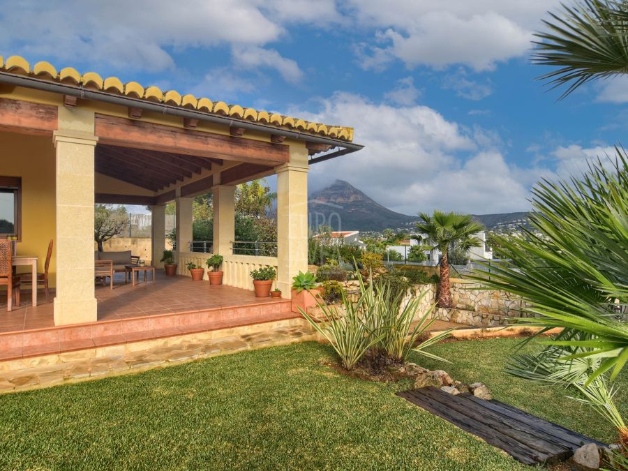 Villa for sale in Jávea exclusively in the Piver area with open views