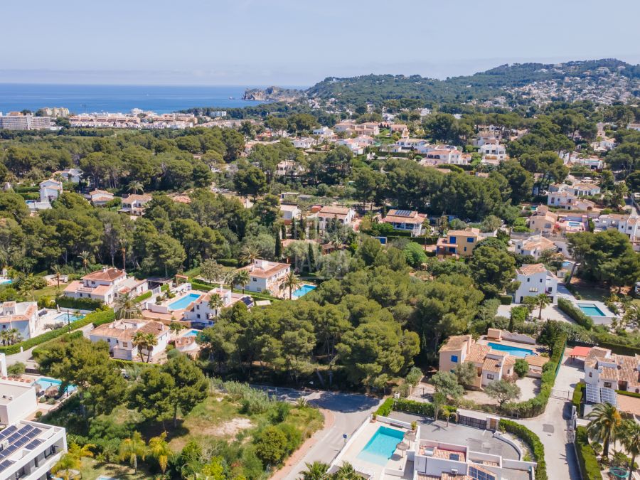 Conjunto de tres parcelas a la venta en Jávea, cerca de la playa del Arenal.
