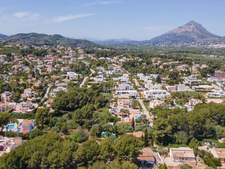 Conjunto de tres parcelas a la venta en Jávea, cerca de la playa del Arenal.