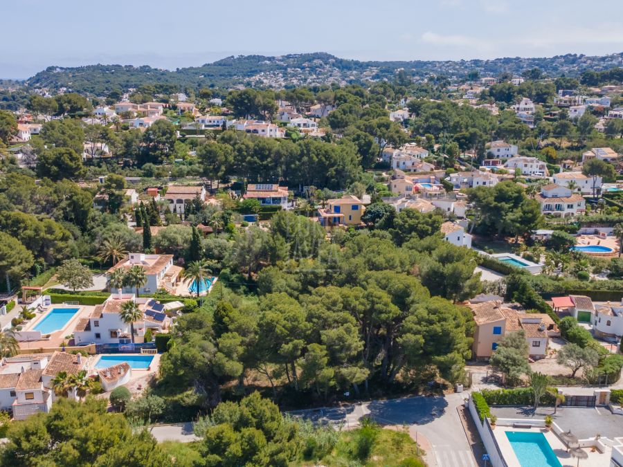 Conjunto de tres parcelas a la venta en Jávea, cerca de la playa del Arenal.