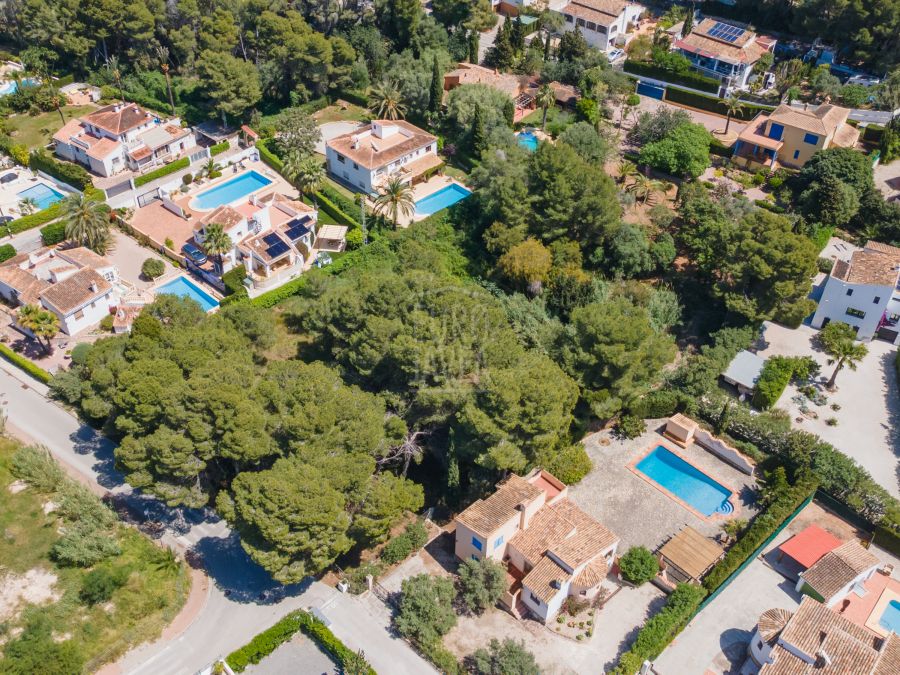 Conjunto de tres parcelas a la venta en Jávea, cerca de la playa del Arenal.