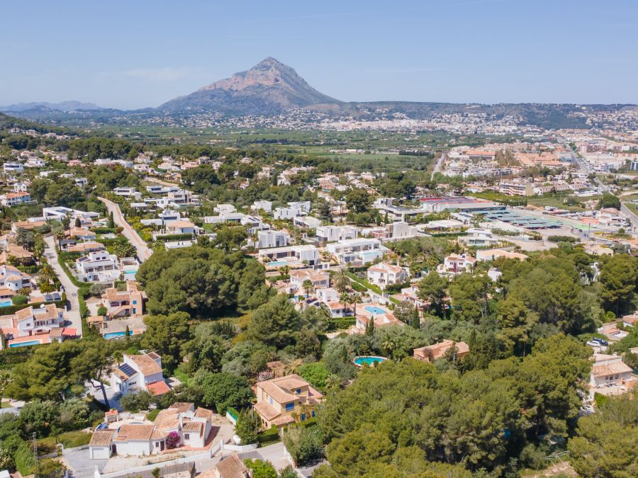 Conjunto de tres parcelas a la venta en Jávea, cerca de la playa del Arenal.