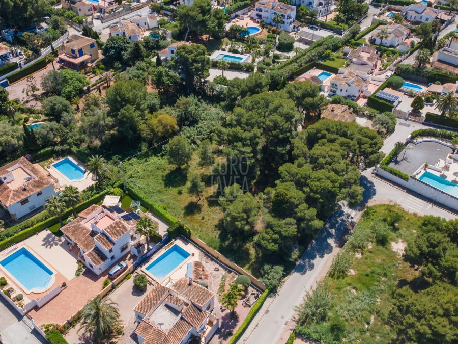 Conjunto de tres parcelas a la venta en Jávea, cerca de la playa del Arenal.