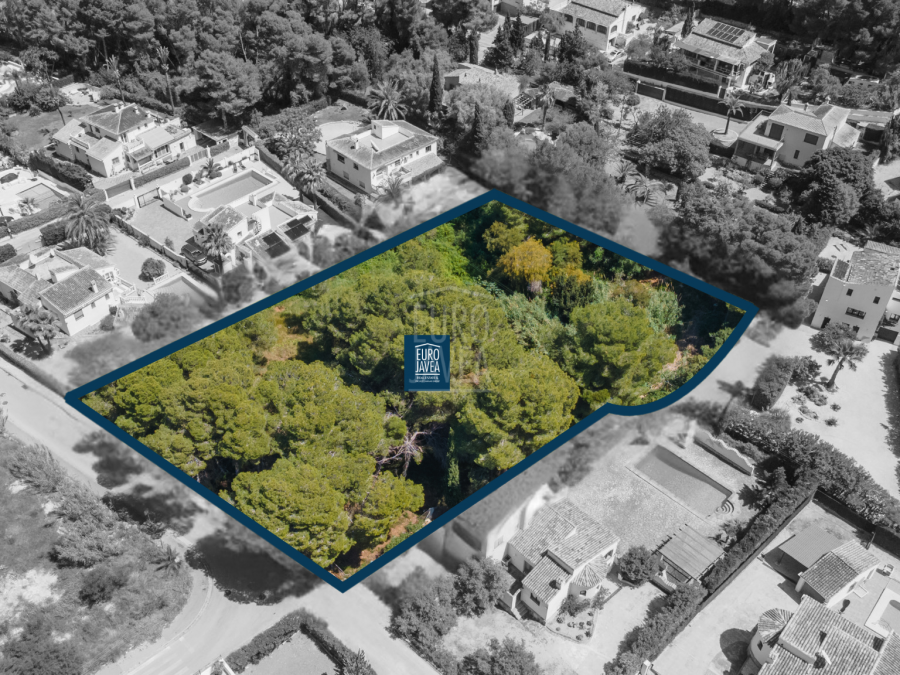 Conjunto de tres parcelas a la venta en Jávea, cerca de la playa del Arenal.