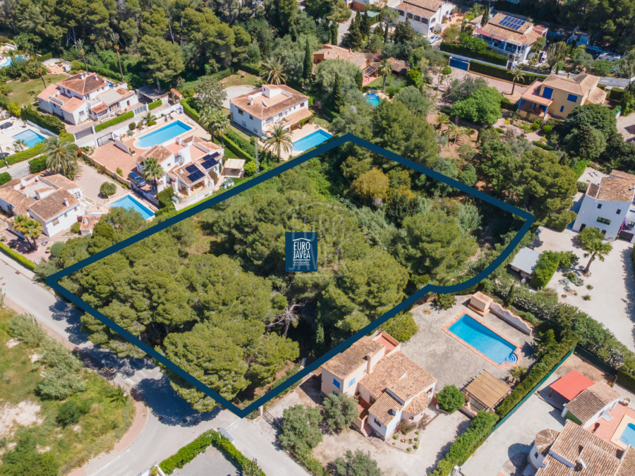 Conjunto de tres parcelas a la venta en Jávea, cerca de la playa del Arenal.