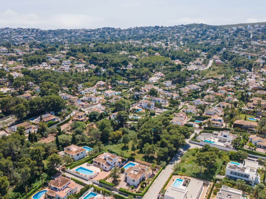 Conjunto de tres parcelas a la venta en Jávea, cerca de la playa del Arenal.
