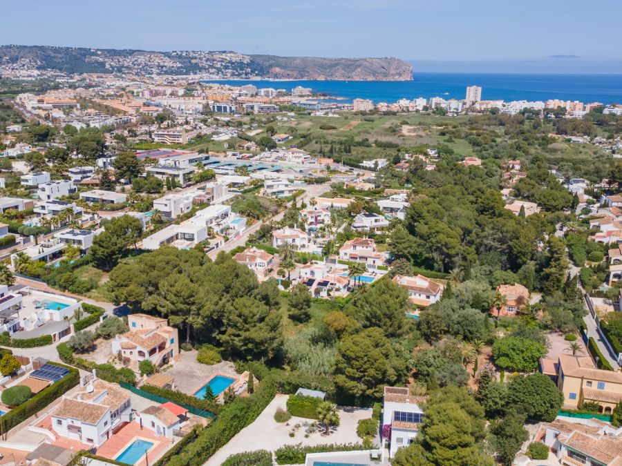 Conjunto de tres parcelas a la venta en Jávea, cerca de la playa del Arenal.