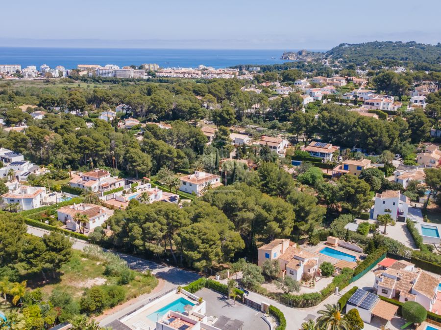 Conjunto de tres parcelas a la venta en Jávea, cerca de la playa del Arenal.