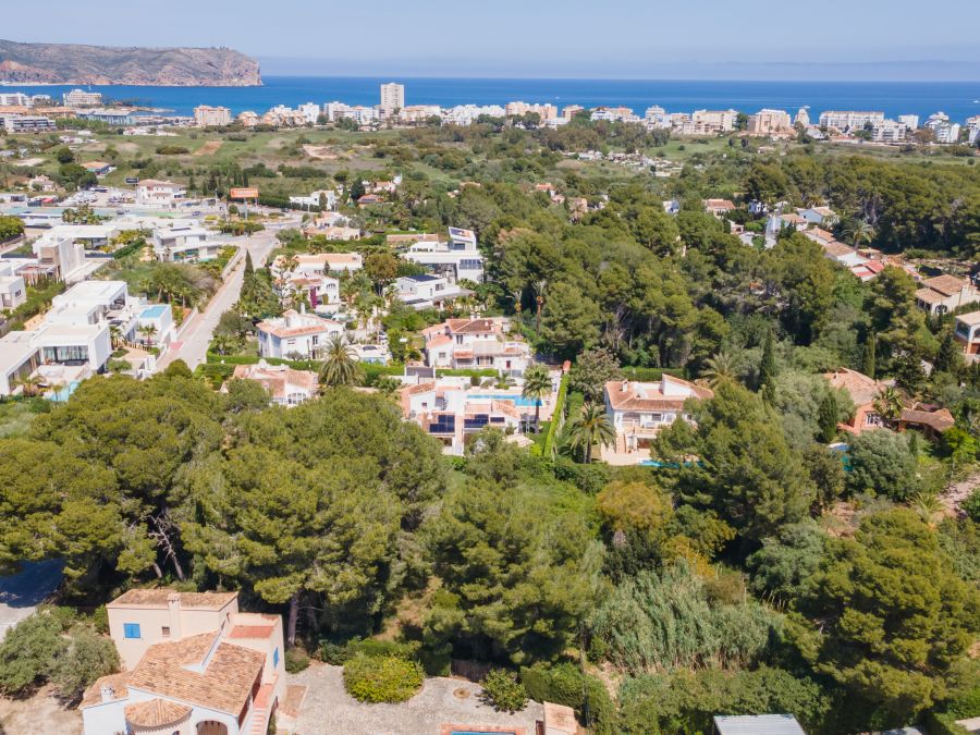 Conjunto de tres parcelas a la venta en Jávea, cerca de la playa del Arenal.