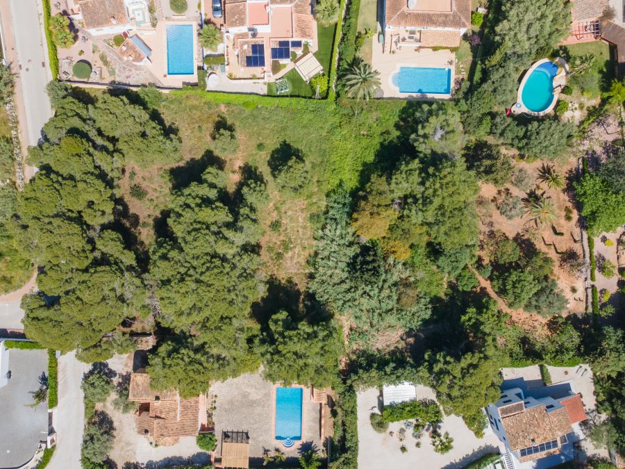 Conjunto de tres parcelas a la venta en Jávea, cerca de la playa del Arenal.