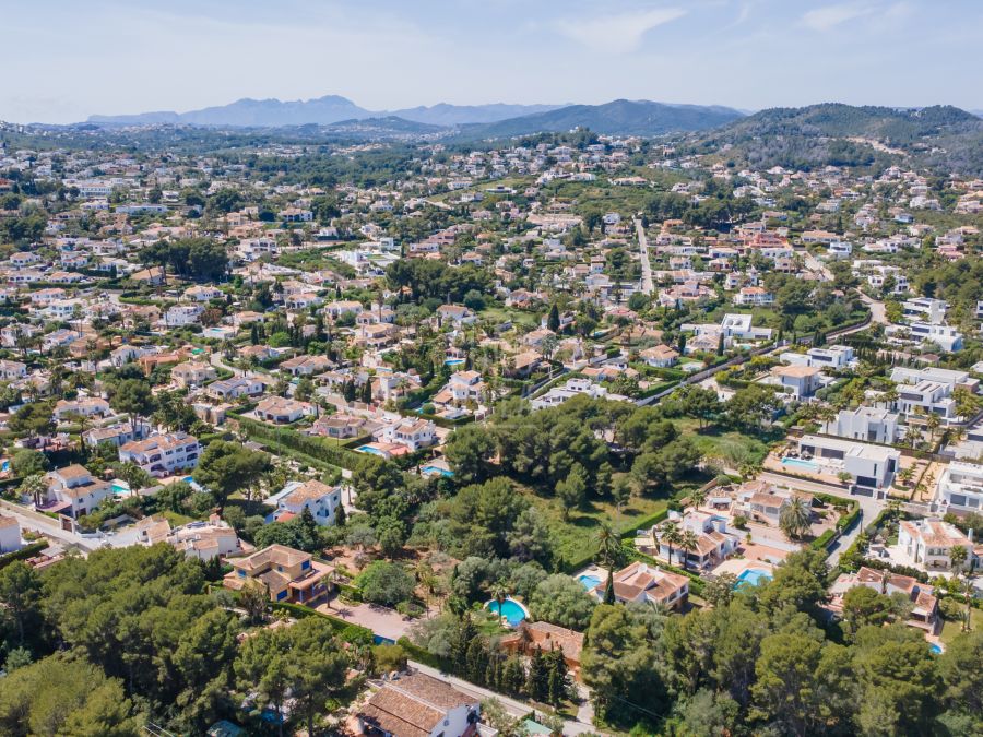 Conjunto de tres parcelas a la venta en Jávea, cerca de la playa del Arenal.