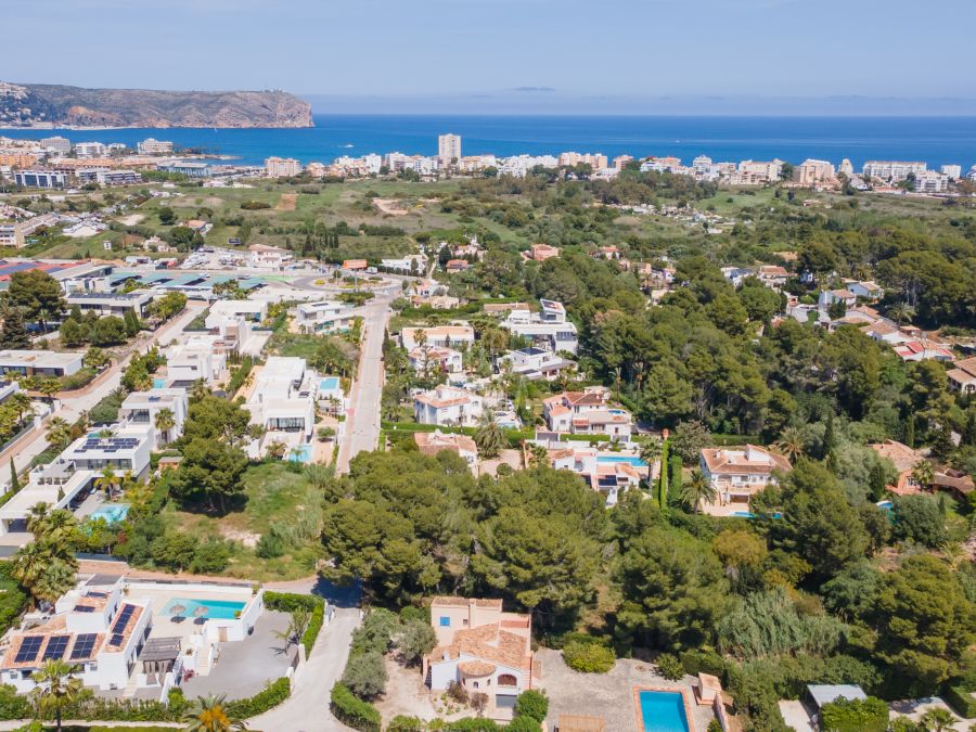 Conjunto de tres parcelas a la venta en Jávea, cerca de la playa del Arenal.