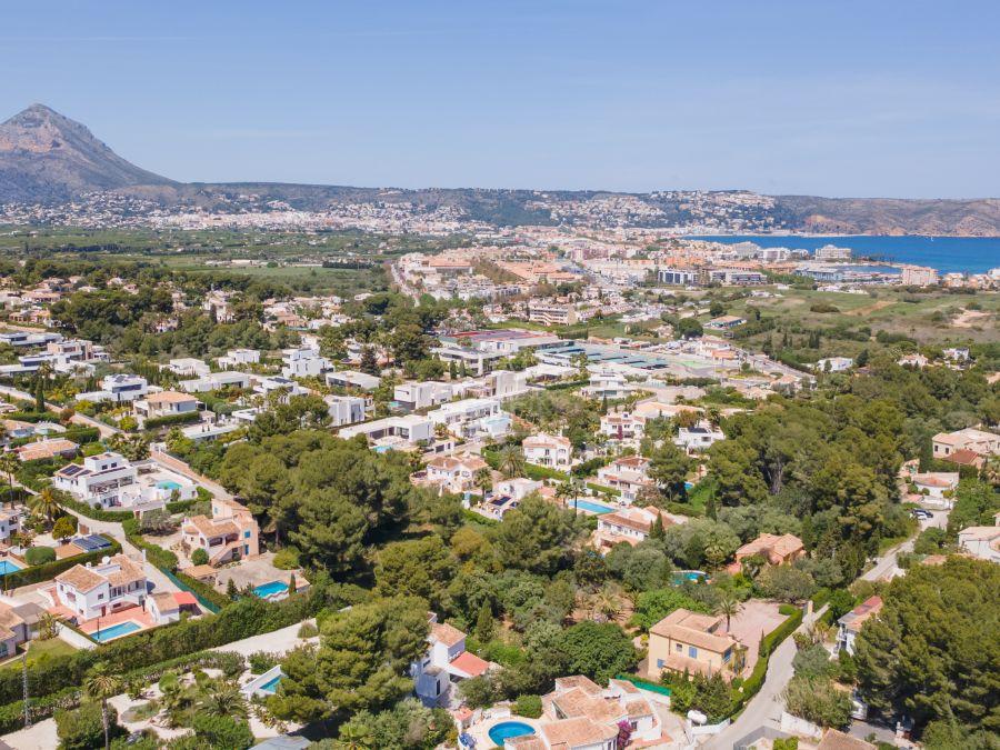 Conjunto de tres parcelas a la venta en Jávea, cerca de la playa del Arenal.