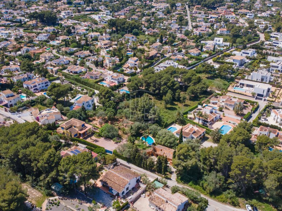 Conjunto de tres parcelas a la venta en Jávea, cerca de la playa del Arenal.