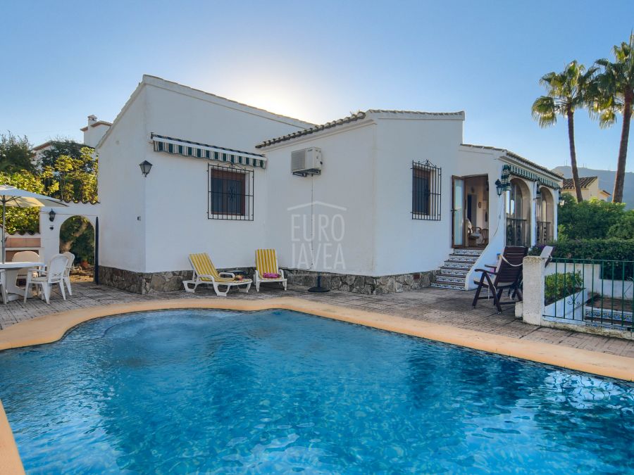 Villa for sale in Jávea, exclusive, with open views and views to the Montgó, a step away from the golf course of Jávea