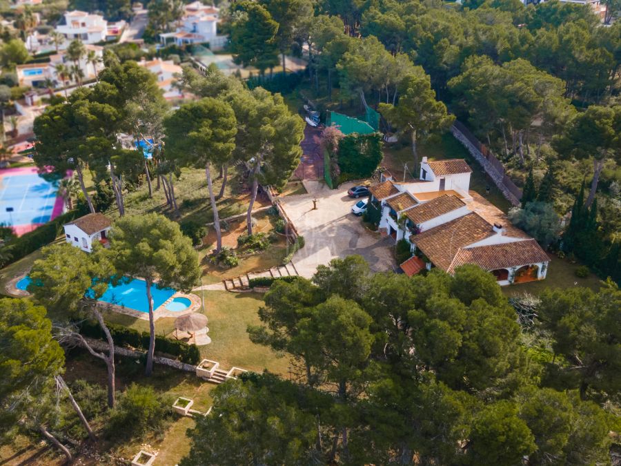 Villa in traditionele stijl te koop in Jávea op een steenworp afstand van het Arenal-strand met open en uitzicht op zee.