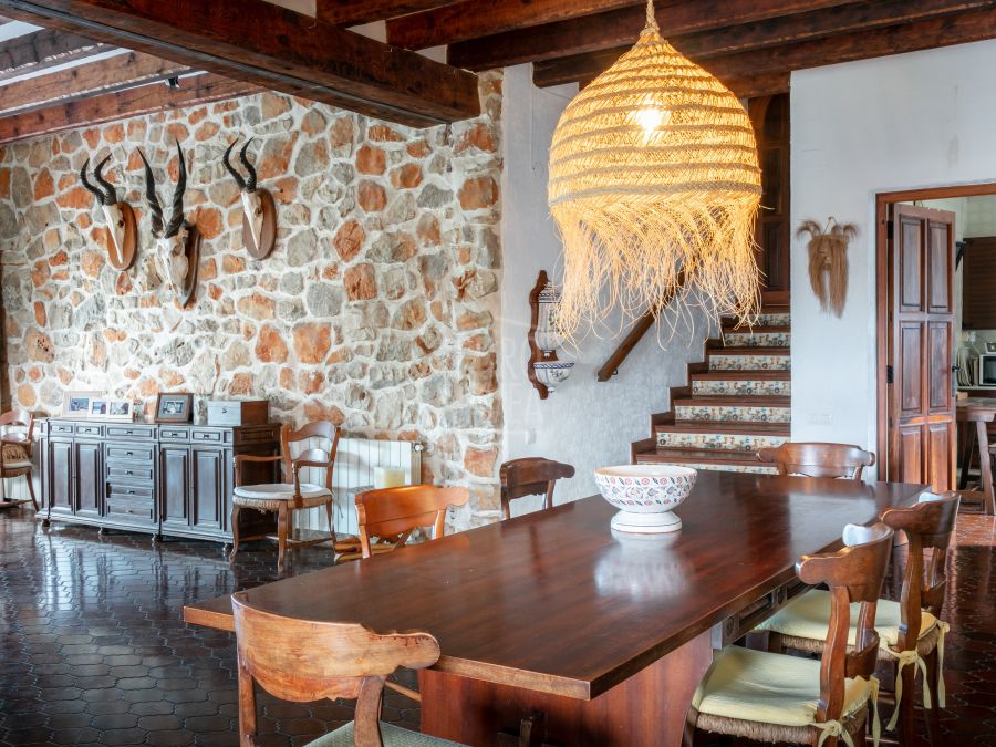 Villa de estilo tradicional a la venta en Jávea a un paso de la playa del Arenal con vistas abiertas y al mar .