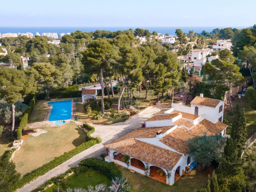 Villa de estilo tradicional a la venta en Jávea a un paso de la playa del Arenal con vistas abiertas y al mar .