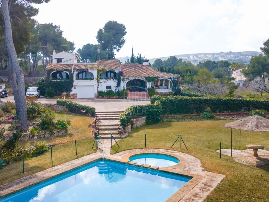 Traditional style villa for sale in Jávea a stone's throw from the Arenal beach with open views and the sea.
