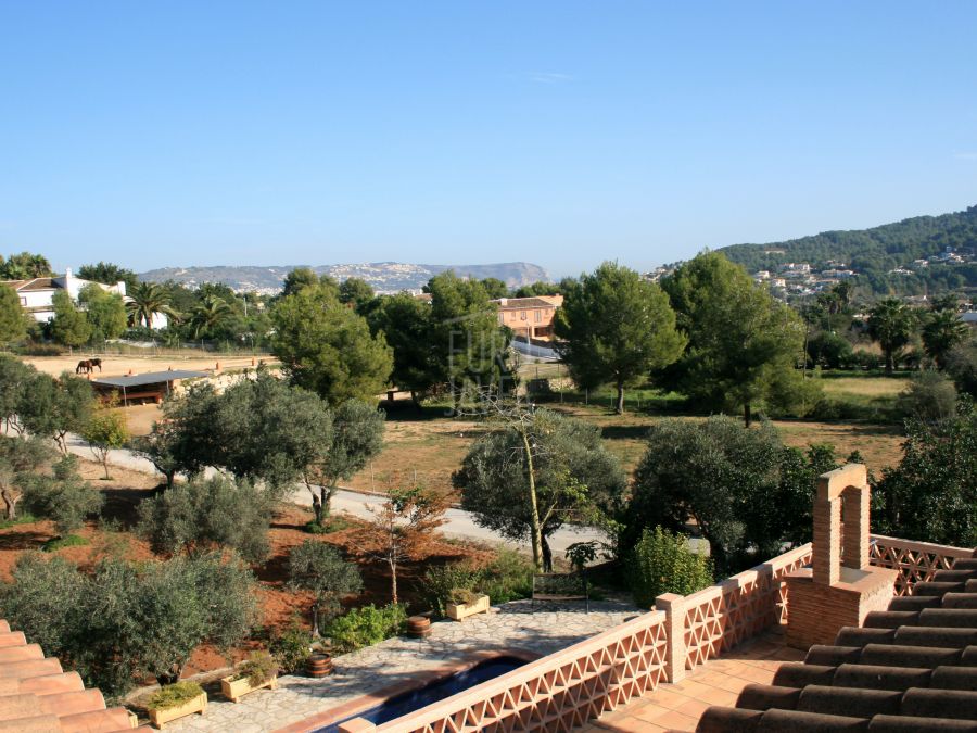 Finca te koop in Jávea voor het fokken en huisvesten van paarden.