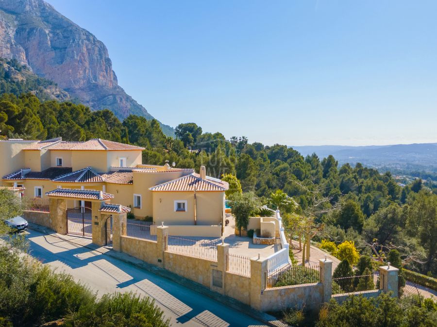 Spectacular south facing villa for sale in Jávea with stunning views