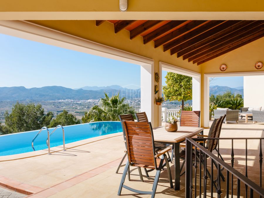 Spectacular south facing villa for sale in Jávea with stunning views