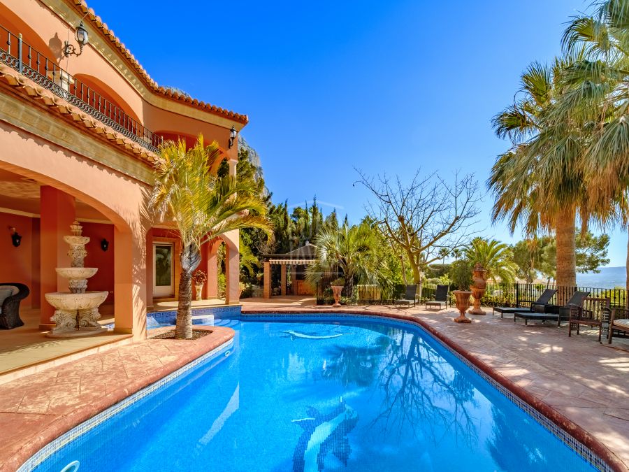 Villa de style mauresque orientée plein sud à vendre à Jávea
