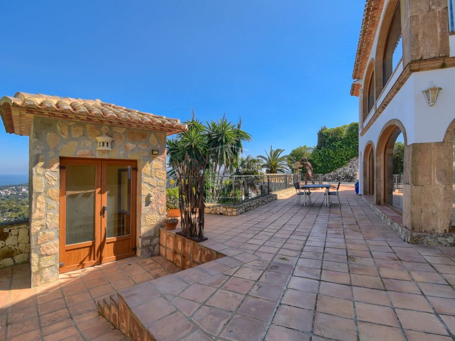 Magnificent traditional style villa with sea views, in the prestigious area of Tosalet