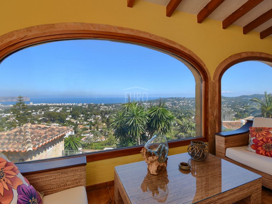 Magnificent traditional style villa with sea views, in the prestigious area of Tosalet