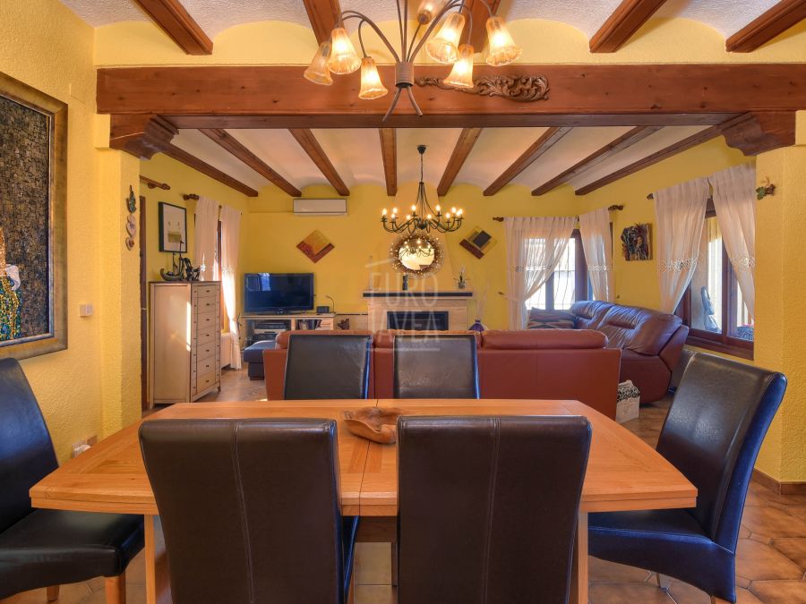 Magnificent traditional style villa with sea views, in the prestigious area of Tosalet