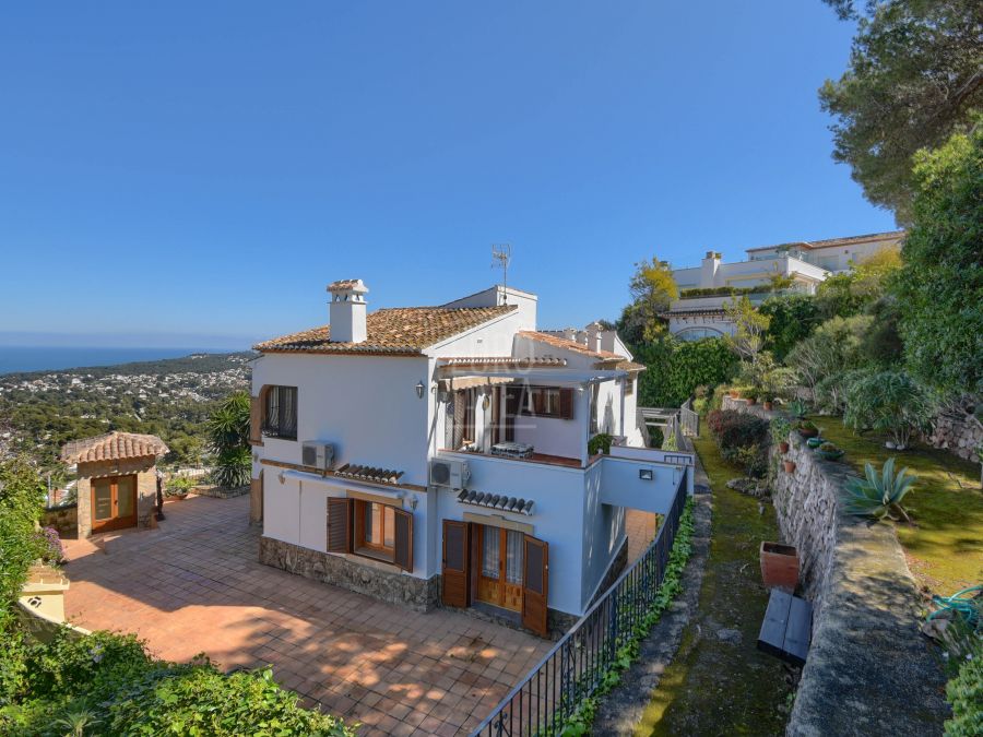 Magnificent traditional style villa with sea views, in the prestigious area of Tosalet